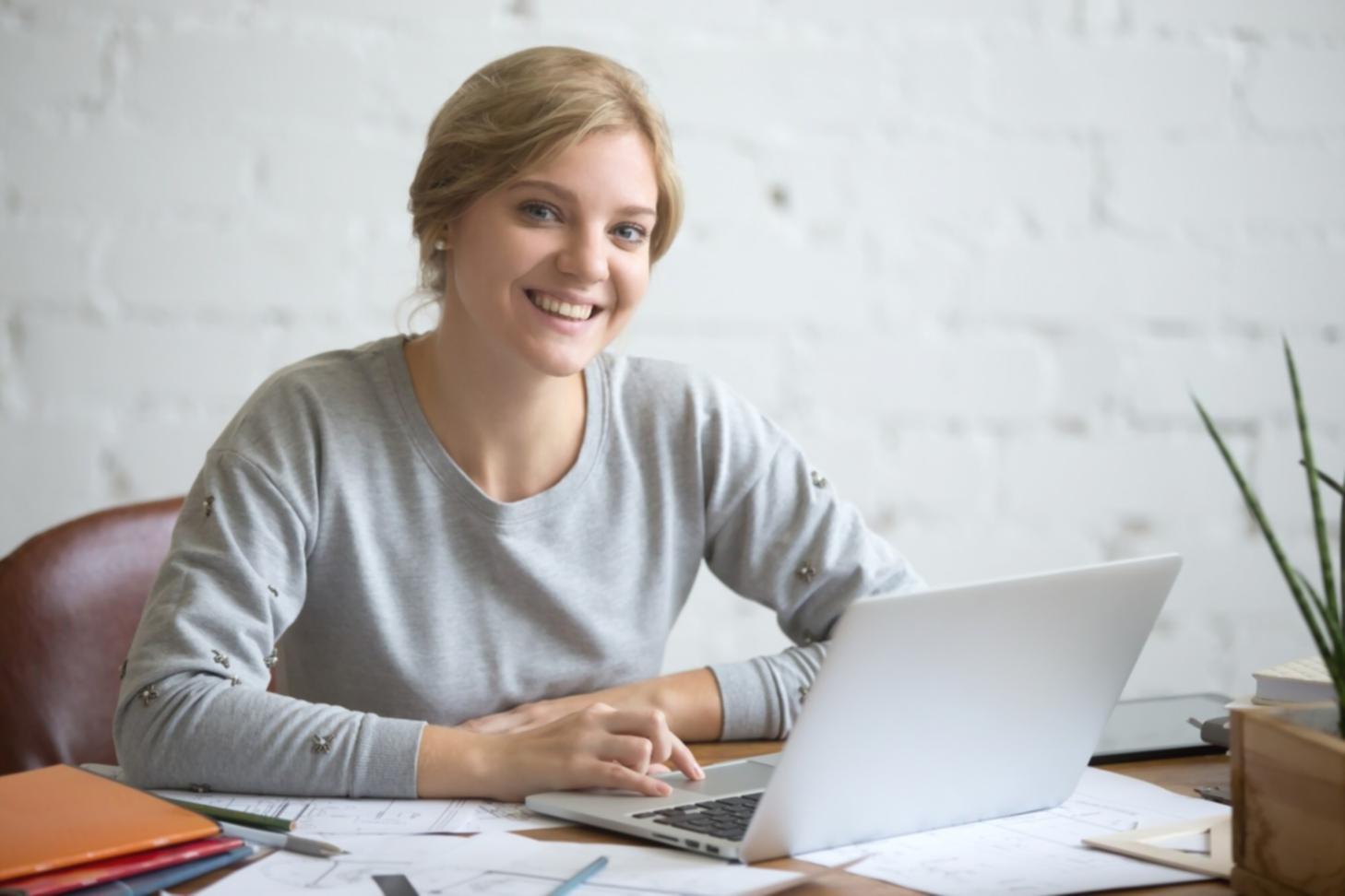 Profesionales analizando datos financieros en oficina moderna